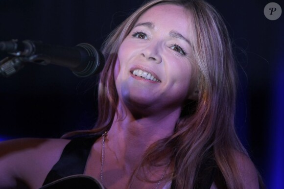 La belle Hélène Rollès en concert au Divan du monde, à Paris, le 29 mai 2012.