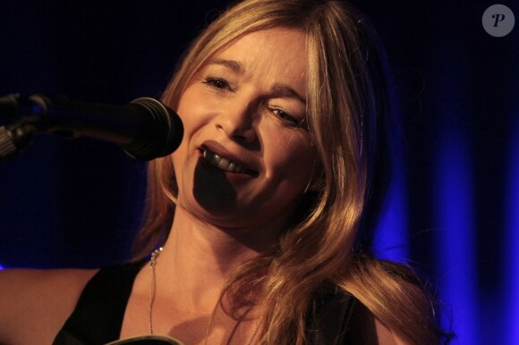 Hélène Rollès en concert au Divan du monde, à Paris, le 29 mai 2012.