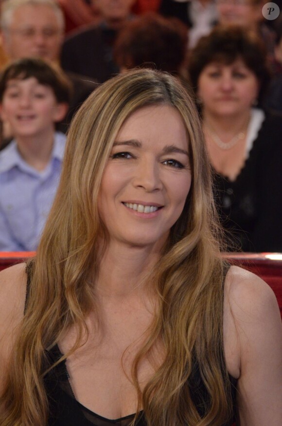 Hélène Rollès sur le plateau de Vivement Dimanche spécial Noël, sur France 2, le 25 décembre 2011.