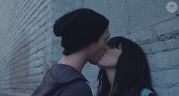 Carly Rae Jepsen, dans son clip "Tonight I'm Getting Over You".