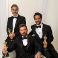George Cloney, Ben Affleck, et Grant Heslov, producteurs d'Argo, et leurs statuettes pour l'Oscar du meilleur film, à Los Angeles le 24 février 2013