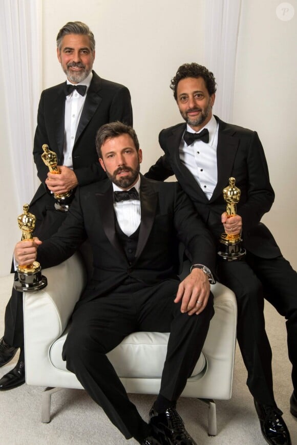George Cloney, Ben Affleck, et Grant Heslov, producteurs d'Argo, et leurs statuettes pour l'Oscar du meilleur film, à Los Angeles le 24 février 2013