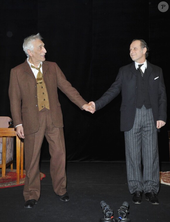 Charles Berling et Gérard Darmon sur scène pour la 200e d'"Inconnu à cette adresse" au Théâtre Antoine à Paris, le 25 février 2013.