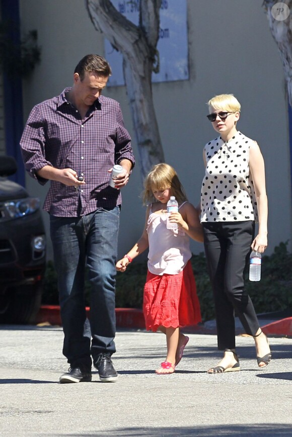 Michelle Williams et Jason Williams allant chercher la petite Matilda à l'école à Los Angeles le 27 août 2012