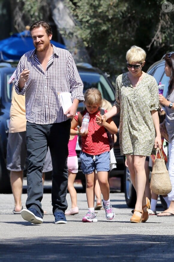 Michelle Williams et Jason Segel avec Matilda, fille de Michelle et de feu Heath Ledger, à Los Angeles le 6 août 2012