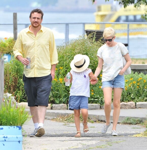 Michelle Williams avec sa fille Mathilda et Jason Segel à New York le 14 juillet 2012