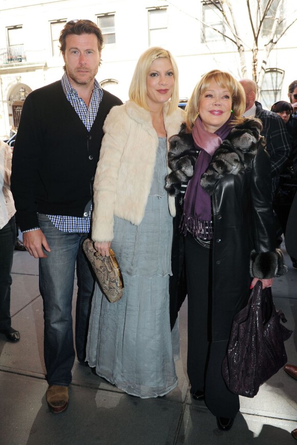 Tori Spelling, son mari Dean McDermott et sa mère Candy Spelling, à Broadway pour la comédie musicale How to Succeed in Business without Really Trying, à New York, le 3 avril 2011.