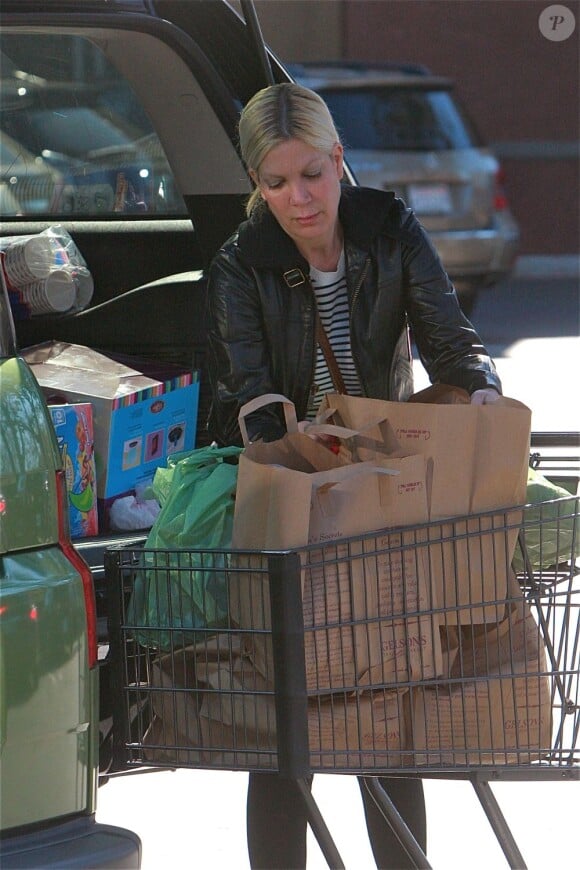 Exclusif - Tori Spelling, très amincie, fait ses courses à Calabasas, le 24 février 2013.