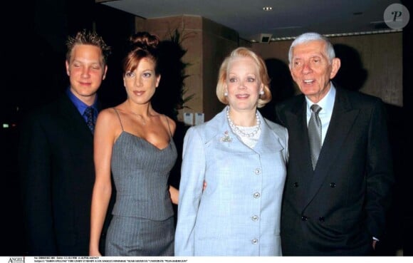 Tori Spelling entourée de son frère Randy, sa mère Candy et son père Aaron, lors d'une soirée à Los Angeles, le 12 octobre 1998.