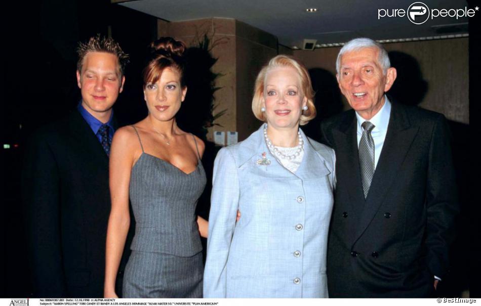 Tori Spelling entourée de son frère Randy, sa mère Candy et son père Aaron, lors d&#039;une soirée à Los Angeles, le 12 octobre 1998.