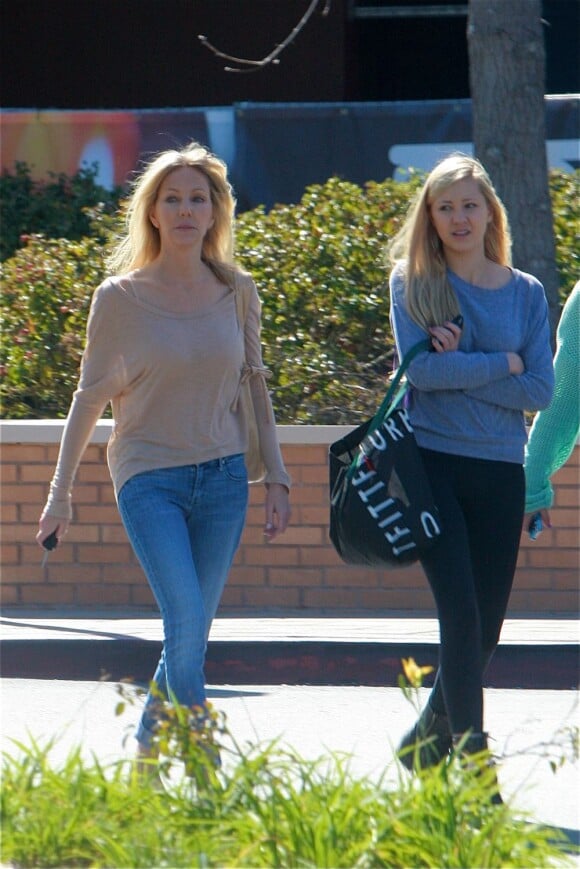 Heather Locklear se promène avec sa fille Ava Sambora à Thousand Oaks, non loin de Los Angeles, le 23 février 2013.