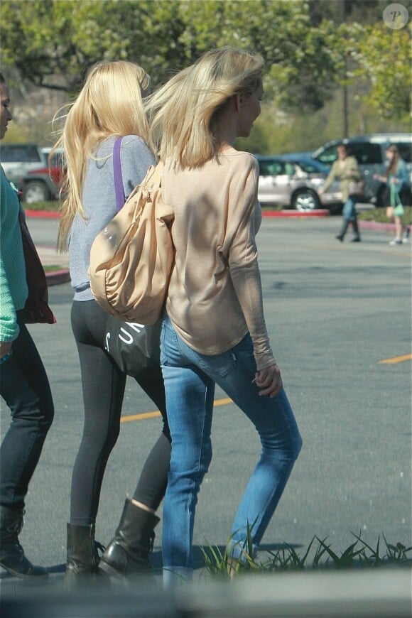 Heather Locklear et sa fille Ava Sambora à Thousand Oaks, non loin de Los Angeles, le 23 février 2013.