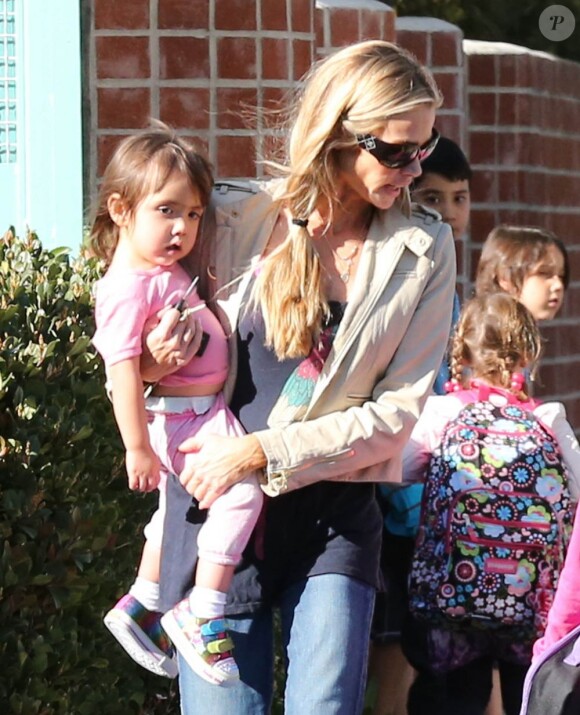 Denise Richards va chercher ses adorables filles Sam, Lola et Eloise à l'école à Los Angeles le 26 février 2013.