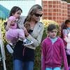 Denise Richards va chercher ses trois filles Sam, Lola et Eloise à l'école à Los Angeles le 26 février 2013.