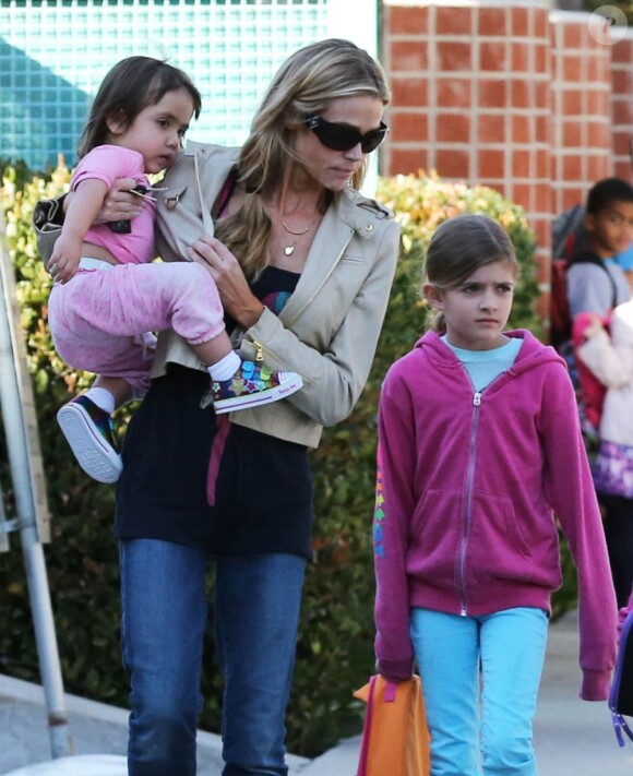 Denise Richards va chercher ses trois filles Sam, Lola et Eloise à l'école à Los Angeles le 26 février 2013.