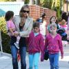 Lunettes de soleil sur le nez, Denise Richards va chercher ses filles Sam, Lola et Eloise à l'école à Los Angeles le 26 février 2013.