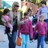 Denise Richards va chercher ses filles Sam, Lola et Eloise à l'école à Los Angeles le 26 février 2013.