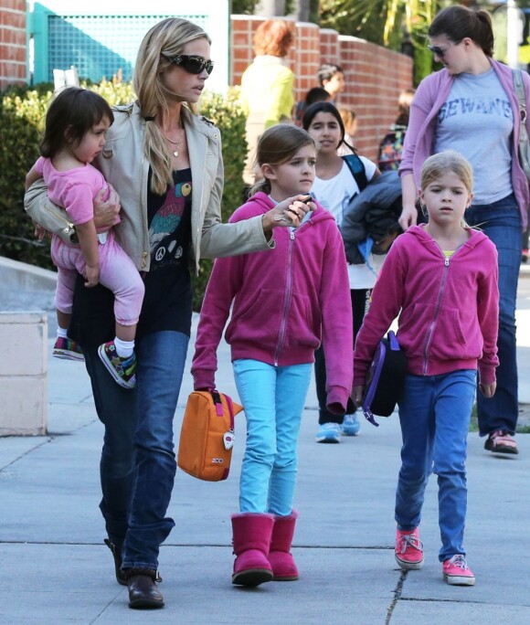 Denise Richards va chercher ses filles Sam, Lola et Eloise à l'école à Los Angeles le 26 février 2013.