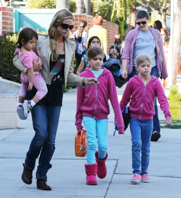 Denise Richards va chercher ses filles, toutes habillées en rose, Sam, Lola et Eloise à l'école à Los Angeles le 26 février 2013.