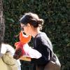 Rachel Bilson se rend au domicile de l'actrice Kristen Bell, situé dans le quartier de Los Feliz, qui a organisé une baby shower, le 25 février 2013. Elle tient dans ses bras ce qui ressemble à des livres et à une peluche renard.
