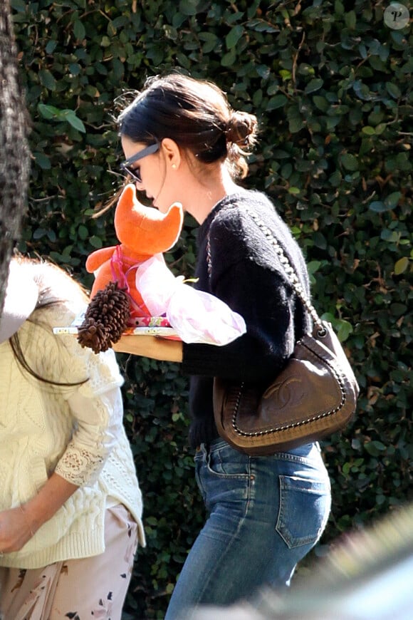 Rachel Bilson se rend au domicile de l'actrice Kristen Bell, situé dans le quartier de Los Feliz, qui a organisé une baby shower, le 25 février 2013. Elle tient dans ses bras ce qui ressemble à des livres et à une peluche renard.