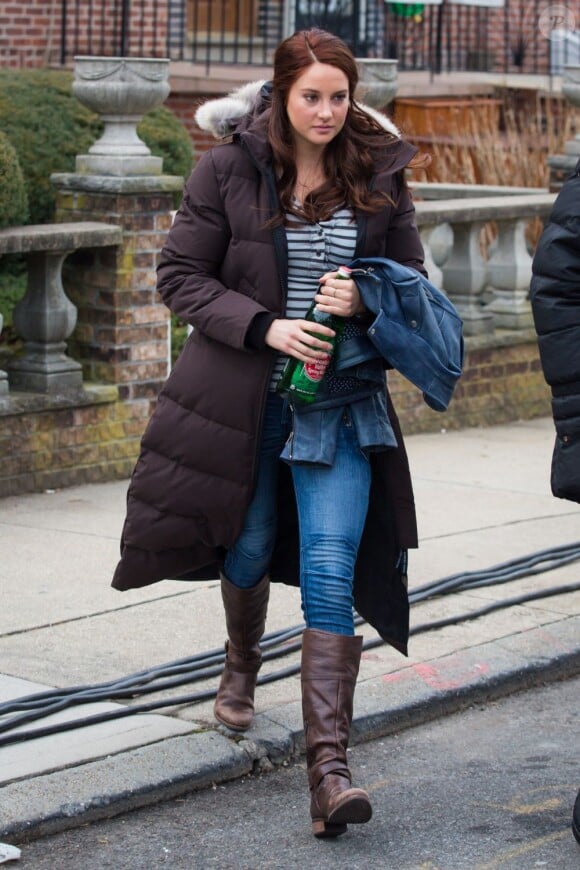 Shailene Woodley rousse et présente sur le tournage de The Amazing Spiderman 2 à Brooklyn, New York, le 26 février 2013.