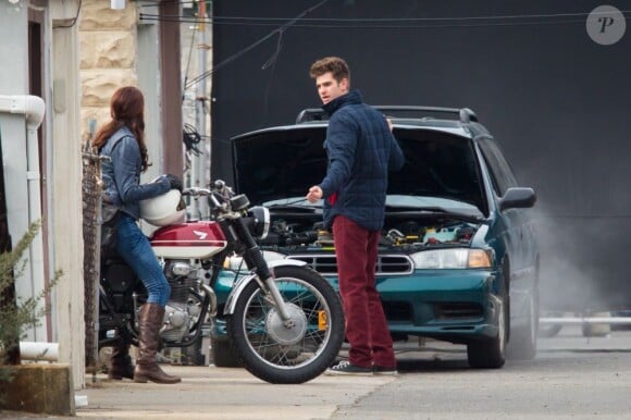 Andrew Garfield and Shailene Woodley en échange sur le tournage de The Amazing Spider-Man 2 à Brooklyn, New York, le 26 février 2013.