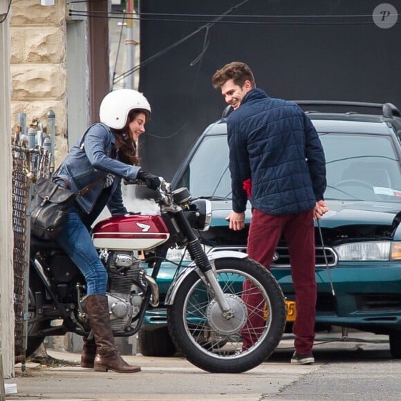 Andrew Garfield et Shailene Woodley s'amusent sur le tournage de The Amazing Spider-Man 2 à Brooklyn, New York, le 26 février 2013.