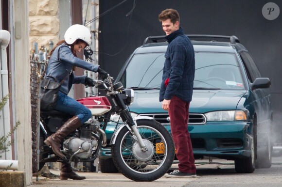 Andrew Garfield et Shailene Woodley en moto sur le tournage de The Amazing Spider-Man 2 à Brooklyn, New York, le 26 février 2013.