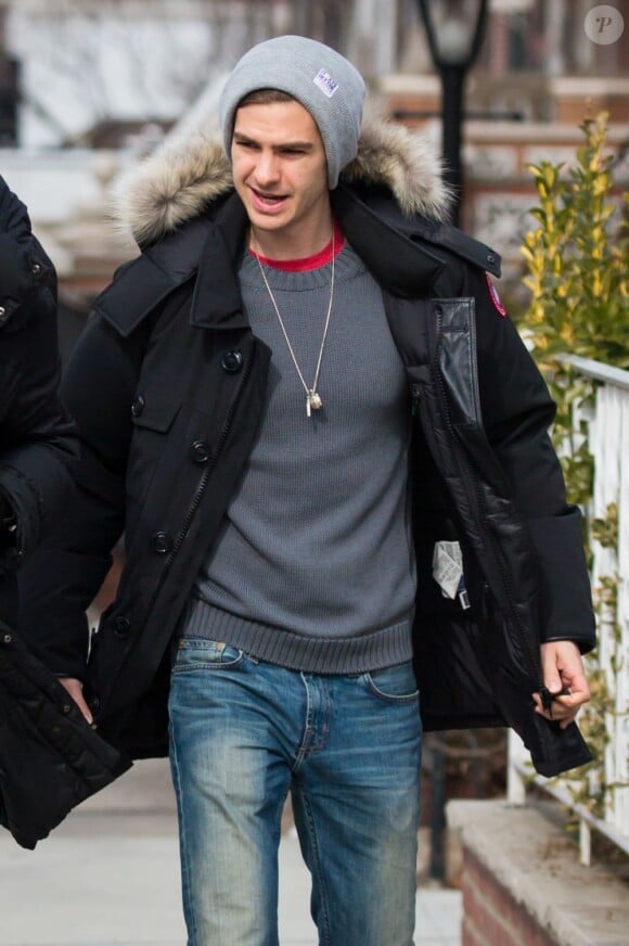 Andrew Garfield détendu sur le tournage de The Amazing Spider-Man 2 à Brooklyn, New York, le 26 février 2013.