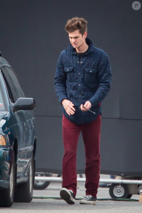 Andrew Garfield embarassé par sa voiture sur le tournage de The Amazing Spider-Man 2 à Brooklyn, New York, le 26 février 2013.