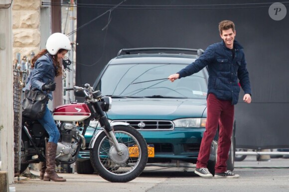 Andrew Garfield et Shailene Woodley prennent du bon temps lors du tournage de The Amazing Spider-Man 2 à Brooklyn, New York, le 26 février 2013.