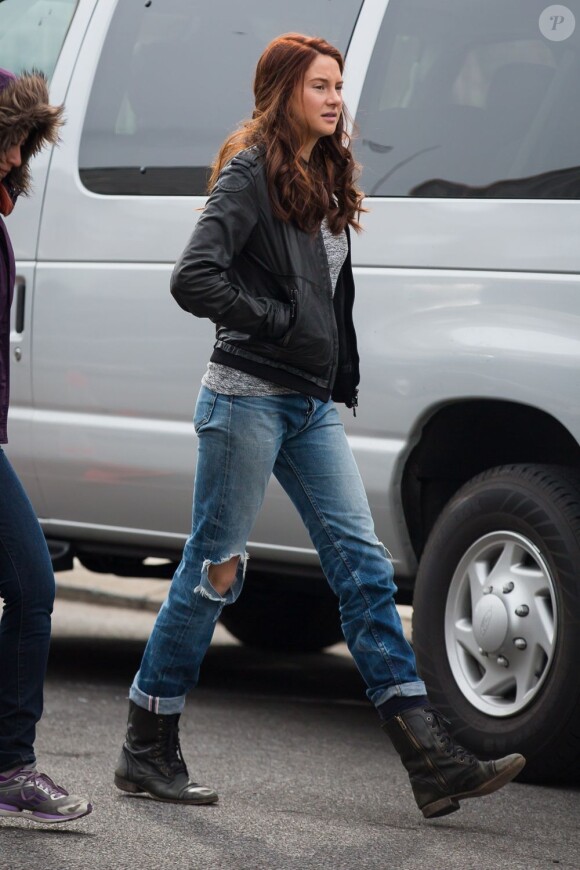 Shailene Woodley détendue sur le tournage de The Amazing Spider-Man 2 à Brooklyn, New York, le 26 février 2013.