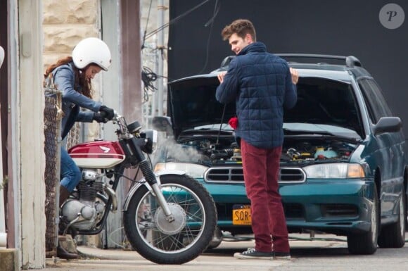 Andrew Garfield drague une Shailene Woodley en difficulté sur le tournage de The Amazing Spider-Man 2 à New York, le 26 février 2013.