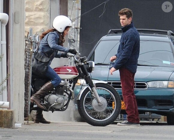 Andrew Garfield et Shailene Woodley prêts pour une petite balade à moto sur le tournage de The Amazing Spider-Man 2 à New York, le 26 février 2013.