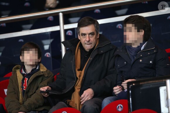François Fillon et ses enfants lors du match entre le Paris Saint-Germain et l'Olympique de Marseille le 27 février 2013
