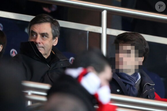 François Fillon et ses enfants lors du match entre le Paris Saint-Germain et l'Olympique de Marseille le 27 février 2013