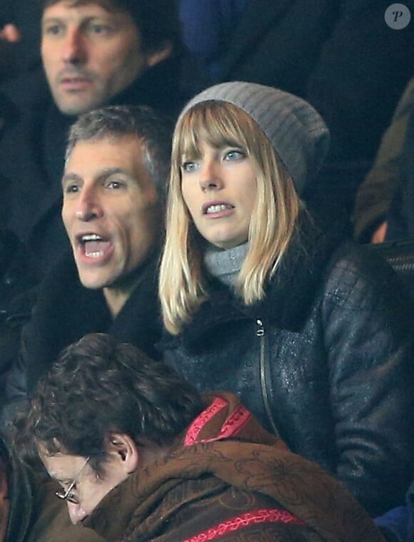 Nagui et sa femme Mélanie Page enthousiastes lors du match entre le Paris Saint-Germain et l'Olympique de Marseille (2-0) le 27 février 2013 à Paris