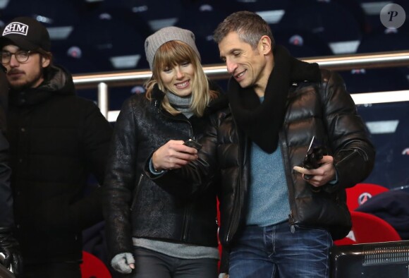 Nagui et sa femme Mélanie Page lors du match entre le Paris Saint-Germain et l'Olympique de Marseille (2-0) le 27 février 2013 à Paris