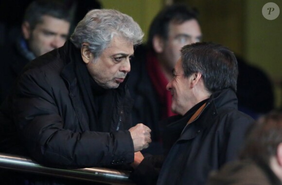 Enrico Macias et François Fillon lors du match entre le Paris Saint-Germain et l'Olympique de Marseille (2-0) le 27 février 2013 à Paris