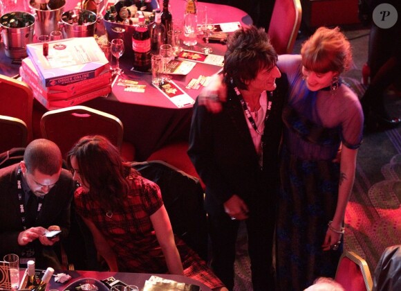 Ronnie Wood et Florence Welch (Florence and the Machine) papotent avant la cérémonie des NME Awards organisée au Troxy à Londres, le 27 février 2013.