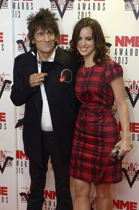 Ronnie Wood et sa jeune épouse Sally Humphries à la cérémonie des NME Awards organisée au Troxy à Londres, le 27 février 2013.