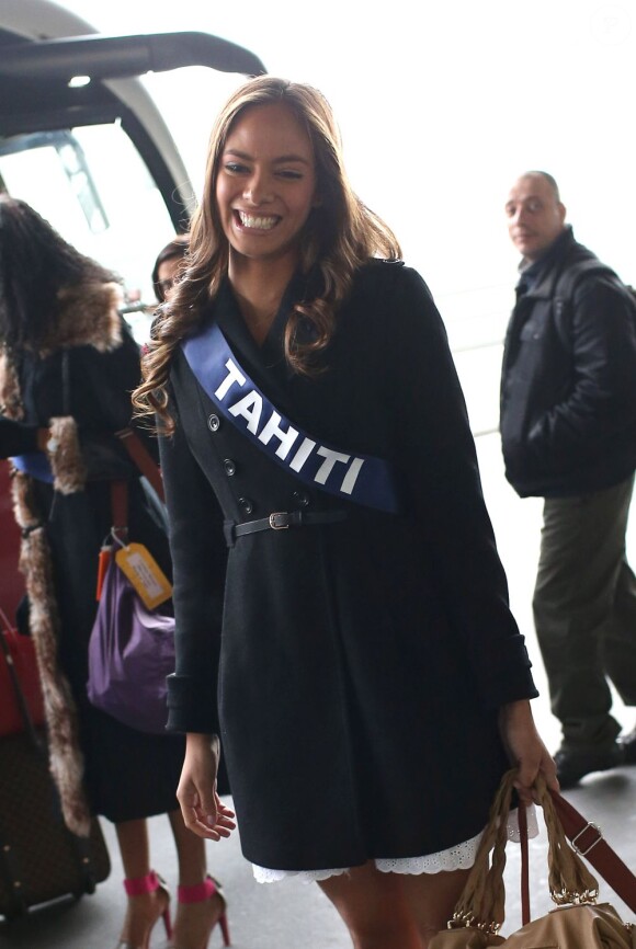Exclusif - Hinarani De Longeaux, Miss Tahiti, à l'aéroport Charles de Gaulle à Paris, pour prendre l'avion en direction de l'Ile Maurice, le 14 novembre 2012.