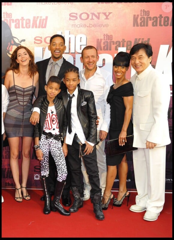 Will Smith, sa famille, Dany Boon et Jackie Chan lors de la première de Karaté Kid le 25 juillet 2010 à Paris
