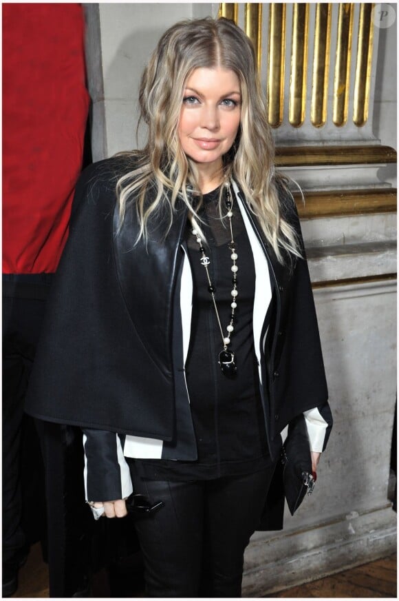 Fergie, enceinte, assiste au défilé Balmain automne-hiver 2013-2014 à la mairie de Paris. Le 28 février 2013.