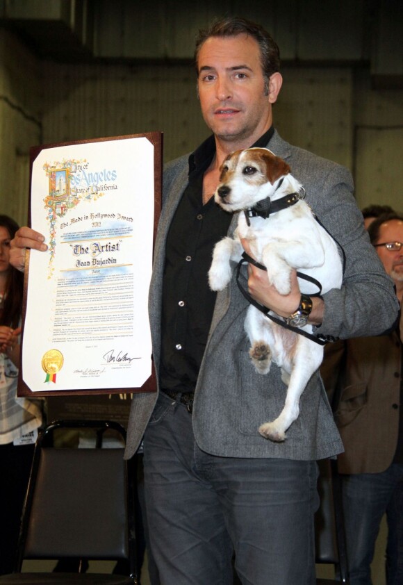 Jean Dujardin et Uggie lorsque l'équipe du film The Artist est reçue par la mairie de Los Angeles le 31 janvier 2012