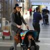 Jessica Alba et sa fille Honor au départ de l'aéroport de Los Angeles à destination de Paris. Le 28 février 2013.