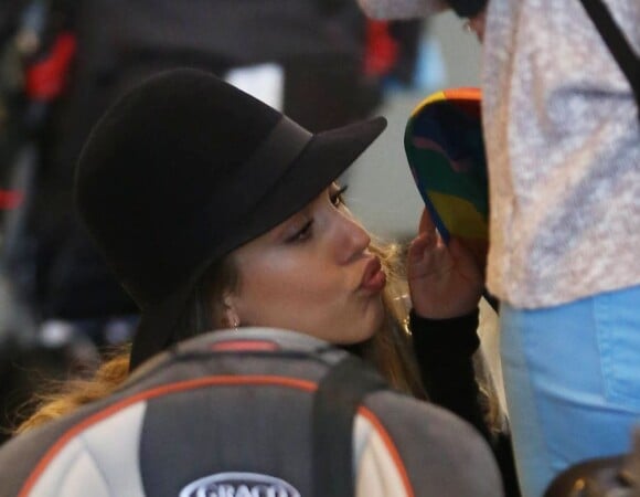 Jessica Alba au départ de l'aéroport de Los Angeles à destination de Paris. Le 28 février 2013.
