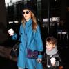 Jessica Alba et sa fille Honor arrivent à l'aéroport Roissy Charles de Gaulle. Le 1er mars 2013.