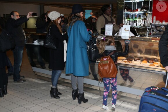 Jessica Alba, accompagnée de sa fille Honor et de sa maquilleuse Lauren Andersen, arrivent à l'aéroport Roissy Charles de Gaulle. Le 1er mars 2013.